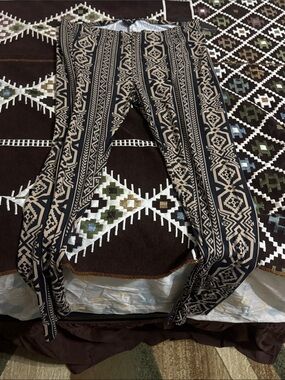 Printed Geometric Leggings in Beige and Black